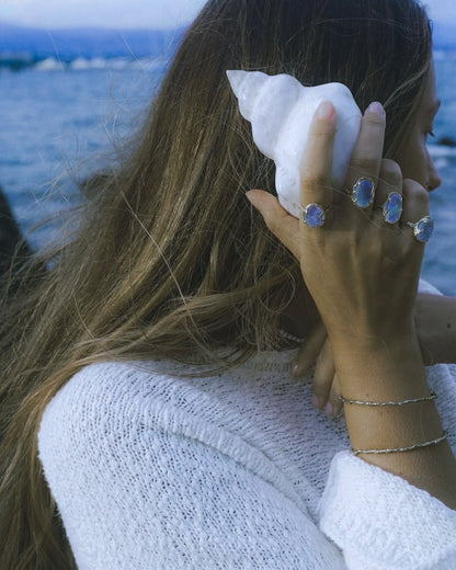 Oracle Ring ⋄  Rainbow Moonstone ⋄ 4.5 - 7.5 ⋄ Gold Vermeil