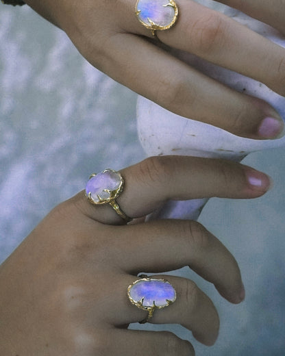 Oracle Ring ⋄  Rainbow Moonstone ⋄ 4.5 - 7.5 ⋄ Gold Vermeil