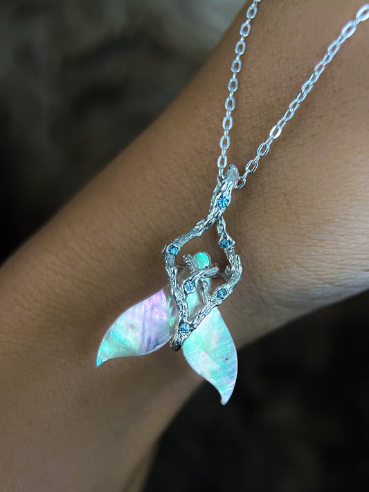 Mermaid Tail Necklace ⋄ Mother of Pearl