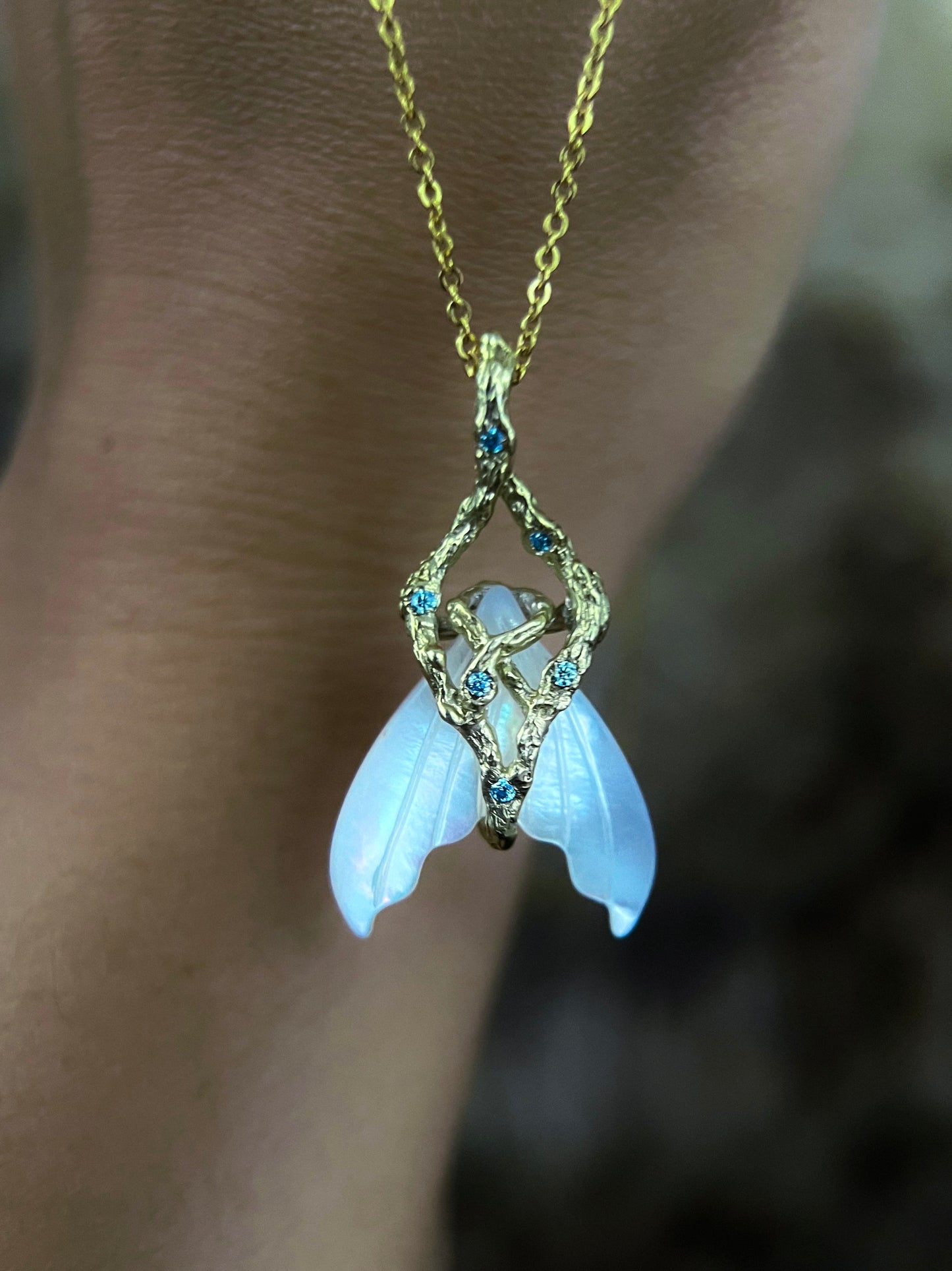 Mermaid Tail Necklace ⋄ Mother of Pearl