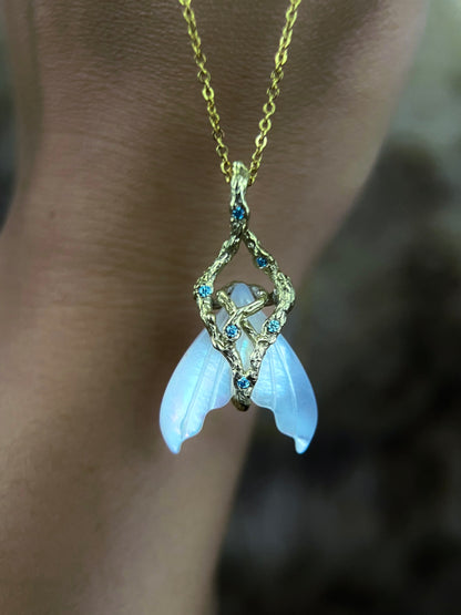Mermaid Tail Necklace ⋄ Mother of Pearl