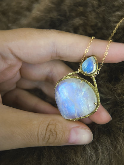 Heart Portal Amulet ⋄ Moonstone