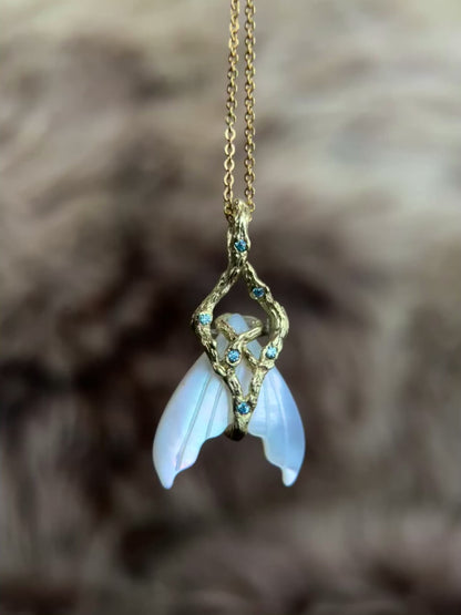 Mermaid Tail Necklace ⋄ Mother of Pearl